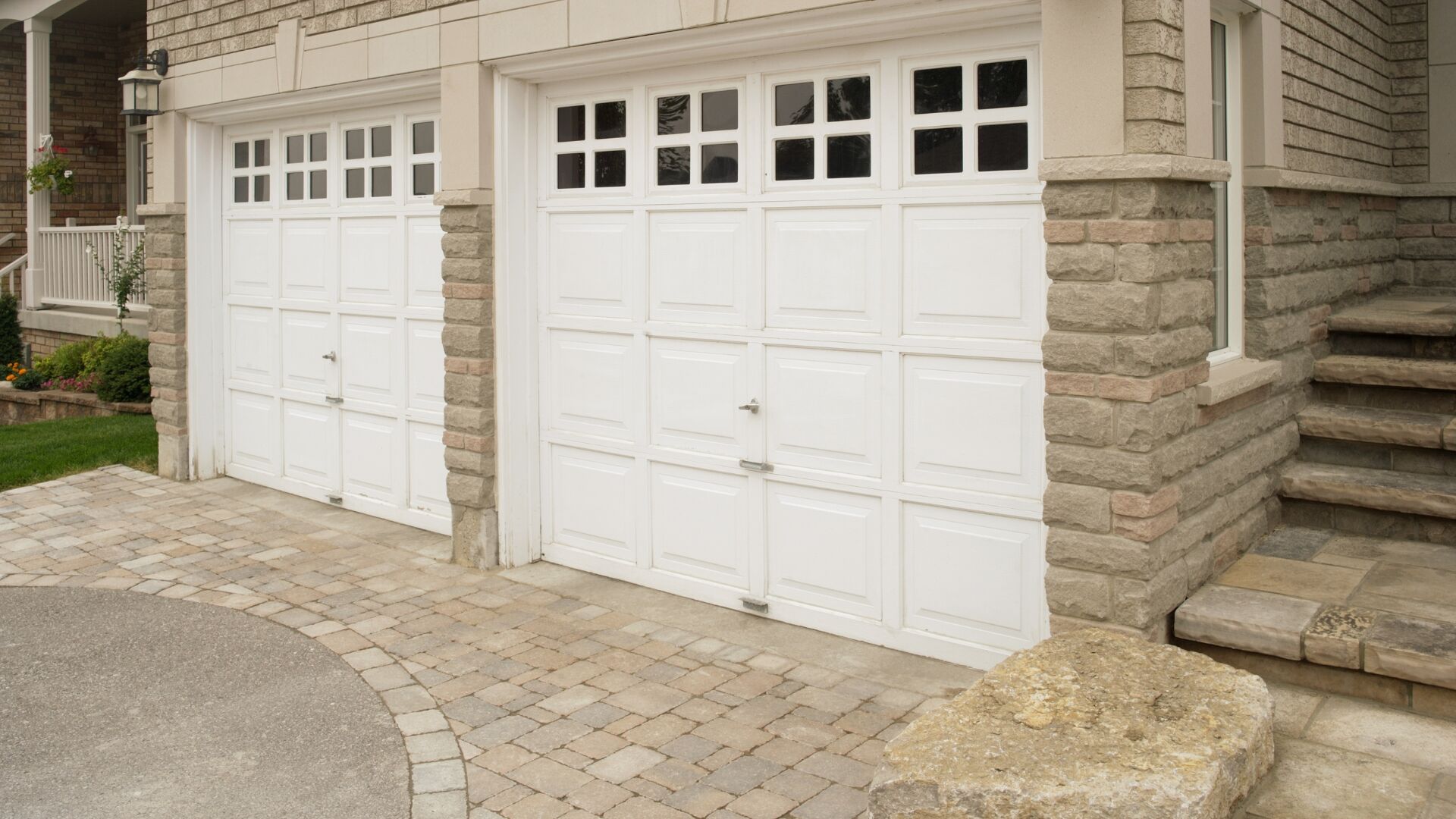 Helpful Tips on Decorative Hardware for Garage Doors
